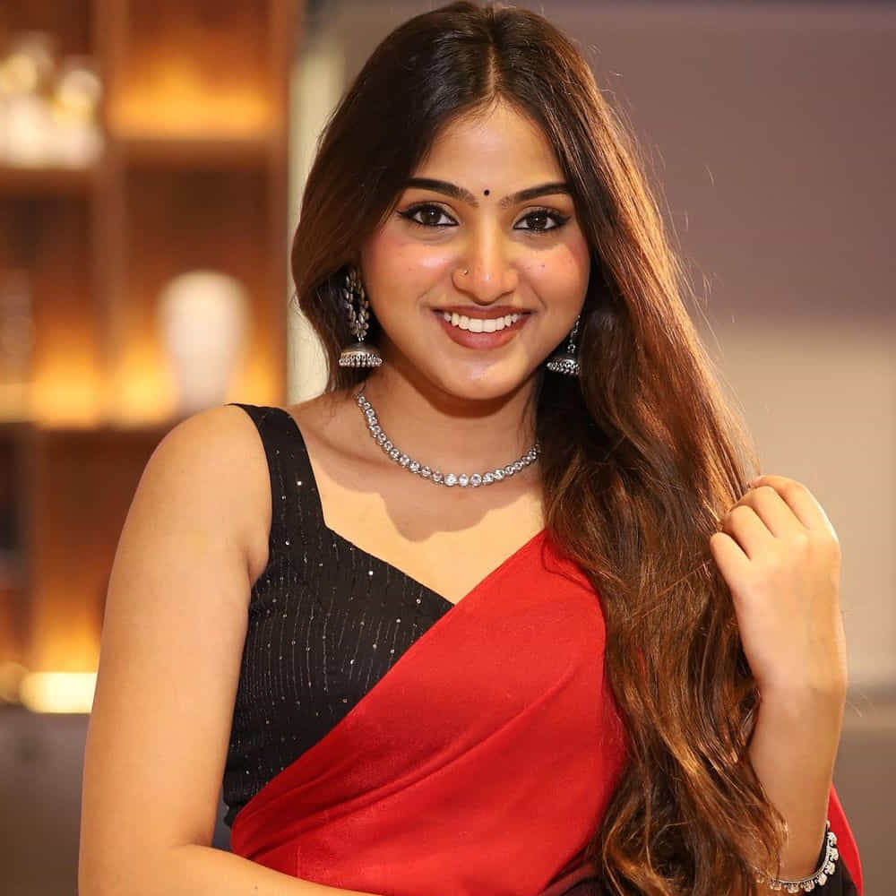 ప్రణవి మానుకొండ. ఈ పేరు తెలియని వారు ఎవరు ఉండరు. ఈమె నటిగా కంటే సోషల్ మీడియా ద్వారా విపరీతమైన క్రేజ్ ని సంపాదించుకుంది. చిల్డ్ ఆర్టిస్ట్ గా కెరీర్ ని ప్రారంభించిన ప్రణవి. ప్రస్తుతం మెయిన్ లీడ్ లో నటిస్తుంది. ఈమె యంగ్ హీరో రాజ్ తరుణ్ ఉయ్యాల జంపాల సినిమా ద్వారా మంచి గుర్తింపు సంపాదించుకుంది.