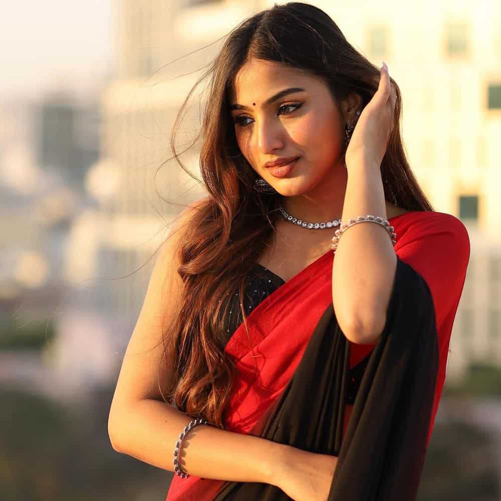 ప్రణవి మానుకొండ. ఈ పేరు తెలియని వారు ఎవరు ఉండరు. ఈమె నటిగా కంటే సోషల్ మీడియా ద్వారా విపరీతమైన క్రేజ్ ని సంపాదించుకుంది. చిల్డ్ ఆర్టిస్ట్ గా కెరీర్ ని ప్రారంభించిన ప్రణవి. ప్రస్తుతం మెయిన్ లీడ్ లో నటిస్తుంది. ఈమె యంగ్ హీరో రాజ్ తరుణ్ ఉయ్యాల జంపాల సినిమా ద్వారా మంచి గుర్తింపు సంపాదించుకుంది.