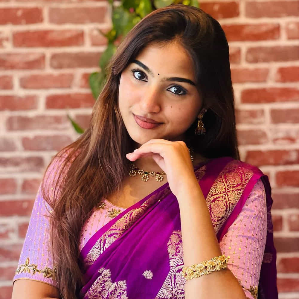 ప్రణవి మానుకొండ. ఈ పేరు తెలియని వారు ఎవరు ఉండరు. ఈమె నటిగా కంటే సోషల్ మీడియా ద్వారా విపరీతమైన క్రేజ్ ని సంపాదించుకుంది. చిల్డ్ ఆర్టిస్ట్ గా కెరీర్ ని ప్రారంభించిన ప్రణవి. ప్రస్తుతం మెయిన్ లీడ్ లో నటిస్తుంది. ఈమె యంగ్ హీరో రాజ్ తరుణ్ ఉయ్యాల జంపాల సినిమా ద్వారా మంచి గుర్తింపు సంపాదించుకుంది.