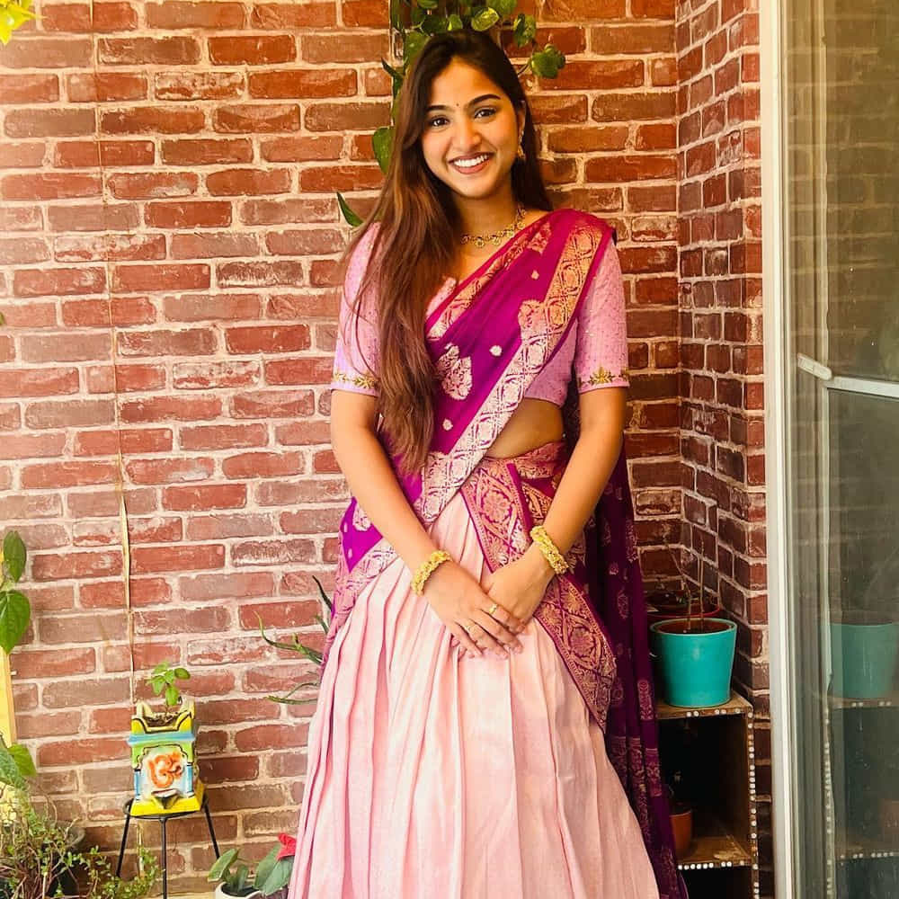ప్రణవి మానుకొండ. ఈ పేరు తెలియని వారు ఎవరు ఉండరు. ఈమె నటిగా కంటే సోషల్ మీడియా ద్వారా విపరీతమైన క్రేజ్ ని సంపాదించుకుంది. చిల్డ్ ఆర్టిస్ట్ గా కెరీర్ ని ప్రారంభించిన ప్రణవి. ప్రస్తుతం మెయిన్ లీడ్ లో నటిస్తుంది. ఈమె యంగ్ హీరో రాజ్ తరుణ్ ఉయ్యాల జంపాల సినిమా ద్వారా మంచి గుర్తింపు సంపాదించుకుంది.