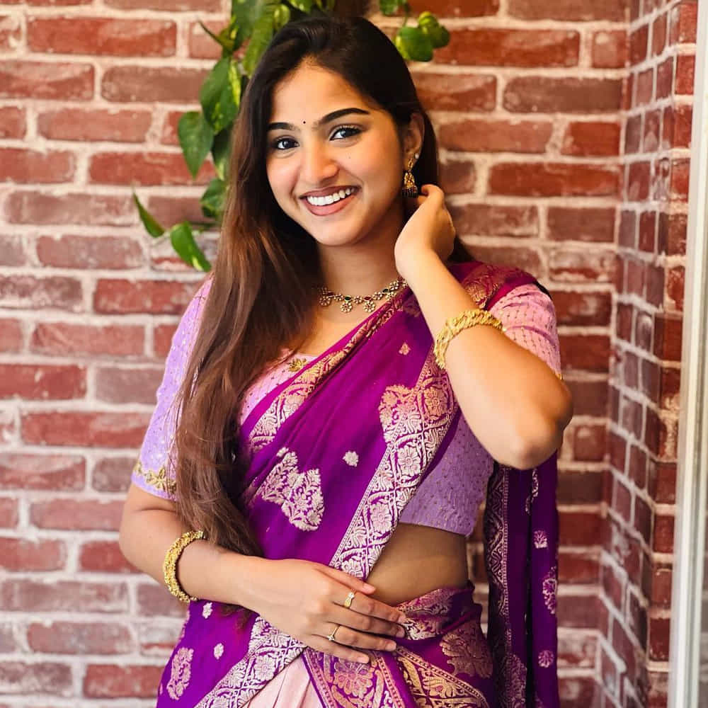ప్రణవి మానుకొండ. ఈ పేరు తెలియని వారు ఎవరు ఉండరు. ఈమె నటిగా కంటే సోషల్ మీడియా ద్వారా విపరీతమైన క్రేజ్ ని సంపాదించుకుంది. చిల్డ్ ఆర్టిస్ట్ గా కెరీర్ ని ప్రారంభించిన ప్రణవి. ప్రస్తుతం మెయిన్ లీడ్ లో నటిస్తుంది. ఈమె యంగ్ హీరో రాజ్ తరుణ్ ఉయ్యాల జంపాల సినిమా ద్వారా మంచి గుర్తింపు సంపాదించుకుంది.