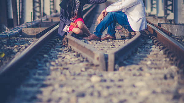Viral Video: ఒరేయ్ ఎవర్రా మీరంతా..? రైల్వే ట్రాక్పై ప్రీ వెడ్డింగ్ ఫొటో షూట్.. చివరకు ఏం జరిగిందంటే..