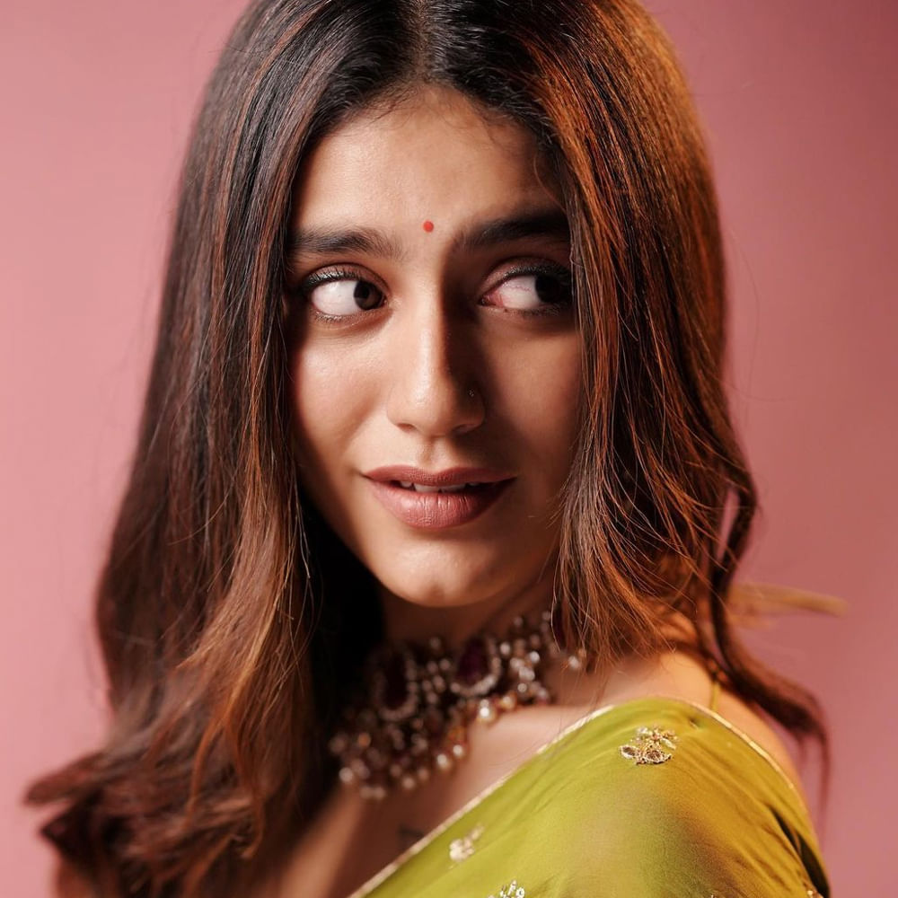 ఒరు ఆధార్ లవ్ సినిమాతో సెన్సేషన్‌గా మారిన బ్యూటీ ప్రియ ప్రకాష్ వారియర్. ఈ భామ చేసిన సినిమాలు ఏవీ పెద్దగా ఆకట్టుకోలేకపోయినా.. ఇంటర్నెట్‌లో మాత్రం ప్రియాకు మంచి ఫాలోయింగ్ ఉంది.
