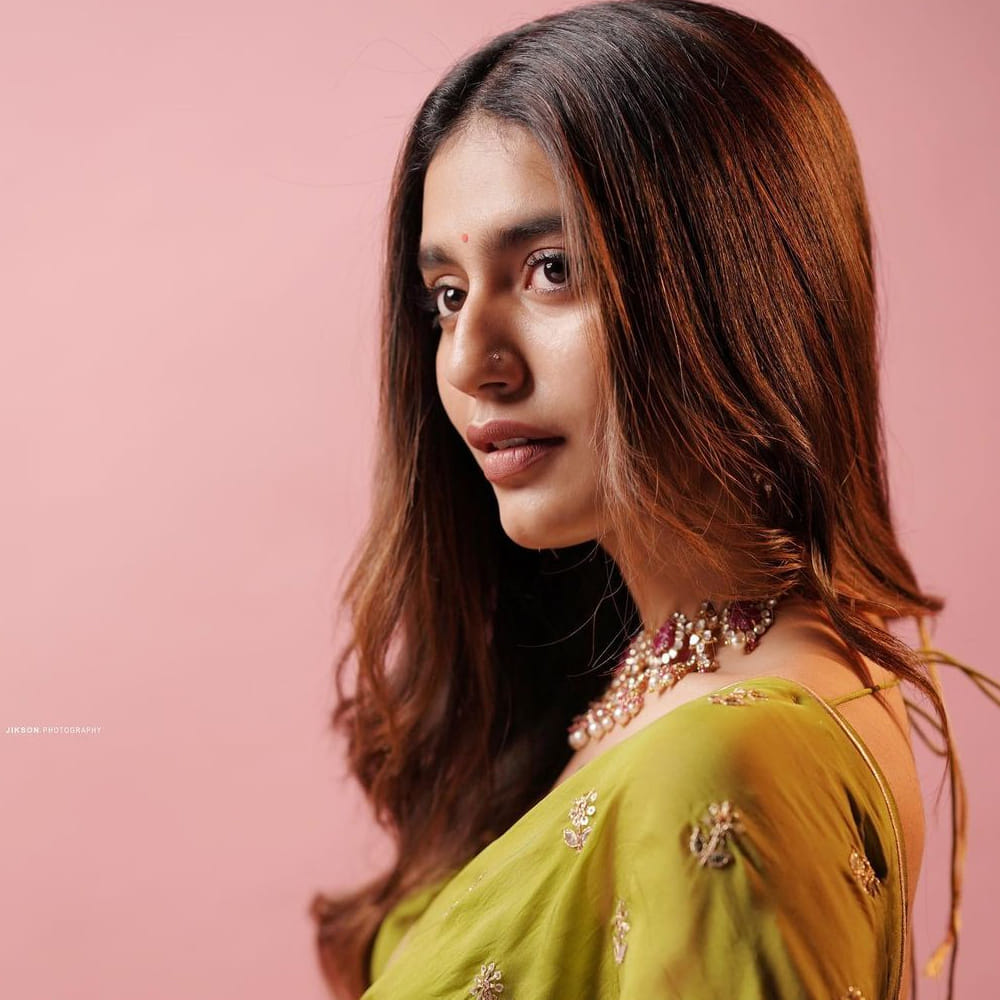 ఒరు ఆధార్ లవ్ సినిమాతో సెన్సేషన్‌గా మారిన బ్యూటీ ప్రియ ప్రకాష్ వారియర్. ఈ భామ చేసిన సినిమాలు ఏవీ పెద్దగా ఆకట్టుకోలేకపోయినా.. ఇంటర్నెట్‌లో మాత్రం ప్రియాకు మంచి ఫాలోయింగ్ ఉంది.
