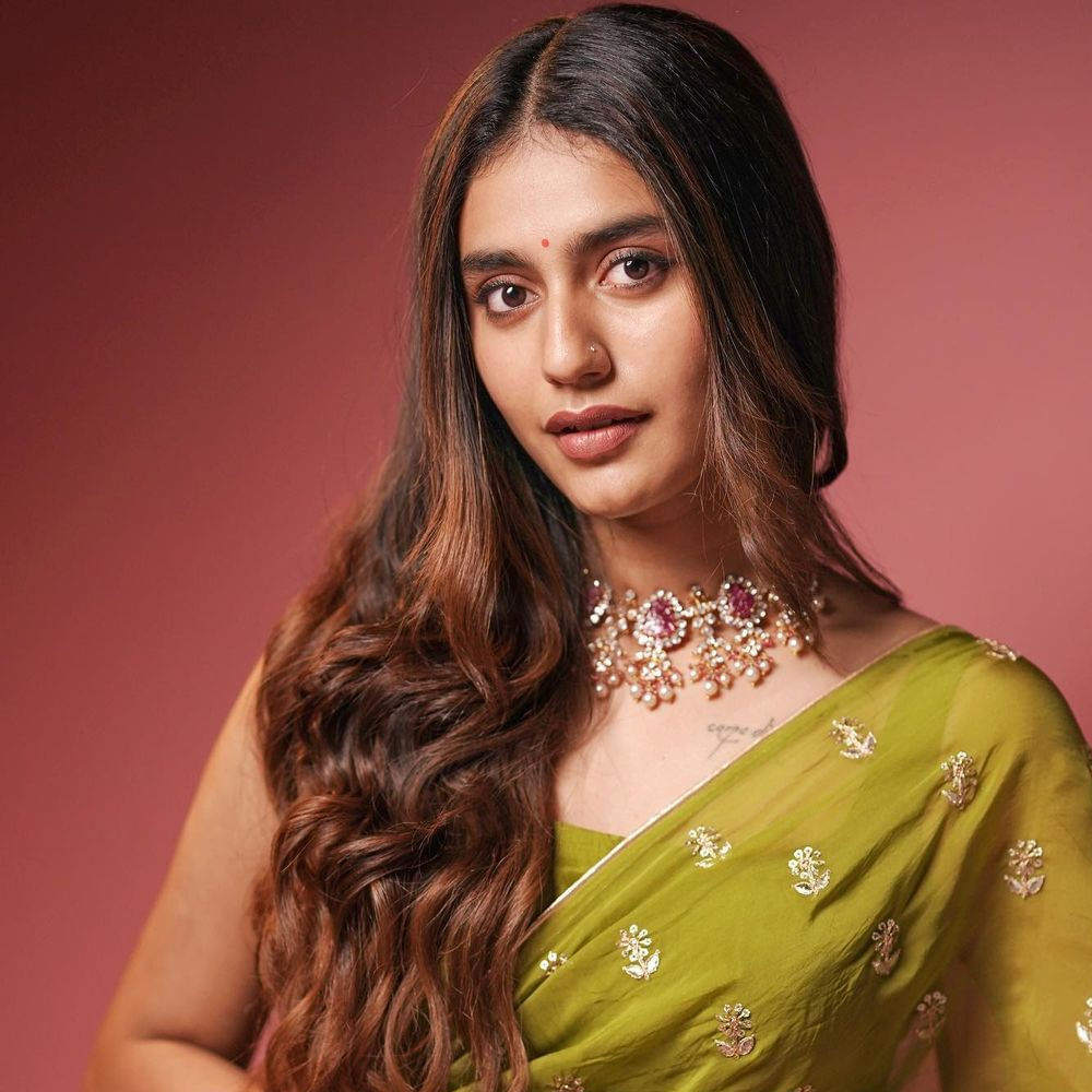 ఒరు ఆధార్ లవ్ సినిమాతో సెన్సేషన్‌గా మారిన బ్యూటీ ప్రియ ప్రకాష్ వారియర్. ఈ భామ చేసిన సినిమాలు ఏవీ పెద్దగా ఆకట్టుకోలేకపోయినా.. ఇంటర్నెట్‌లో మాత్రం ప్రియాకు మంచి ఫాలోయింగ్ ఉంది.
