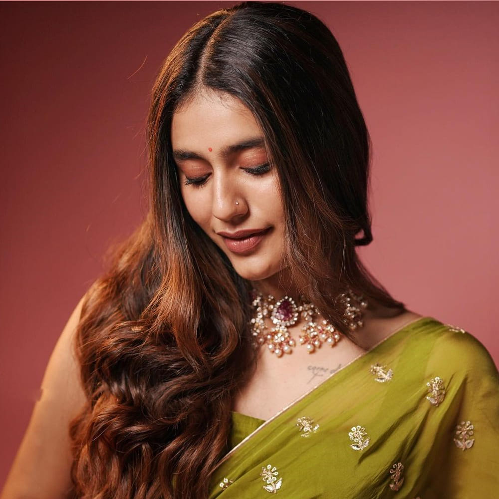 ఒరు ఆధార్ లవ్ సినిమాతో సెన్సేషన్‌గా మారిన బ్యూటీ ప్రియ ప్రకాష్ వారియర్. ఈ భామ చేసిన సినిమాలు ఏవీ పెద్దగా ఆకట్టుకోలేకపోయినా.. ఇంటర్నెట్‌లో మాత్రం ప్రియాకు మంచి ఫాలోయింగ్ ఉంది.
