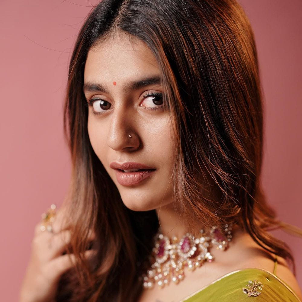 ఒరు ఆధార్ లవ్ సినిమాతో సెన్సేషన్‌గా మారిన బ్యూటీ ప్రియ ప్రకాష్ వారియర్. ఈ భామ చేసిన సినిమాలు ఏవీ పెద్దగా ఆకట్టుకోలేకపోయినా.. ఇంటర్నెట్‌లో మాత్రం ప్రియాకు మంచి ఫాలోయింగ్ ఉంది.
