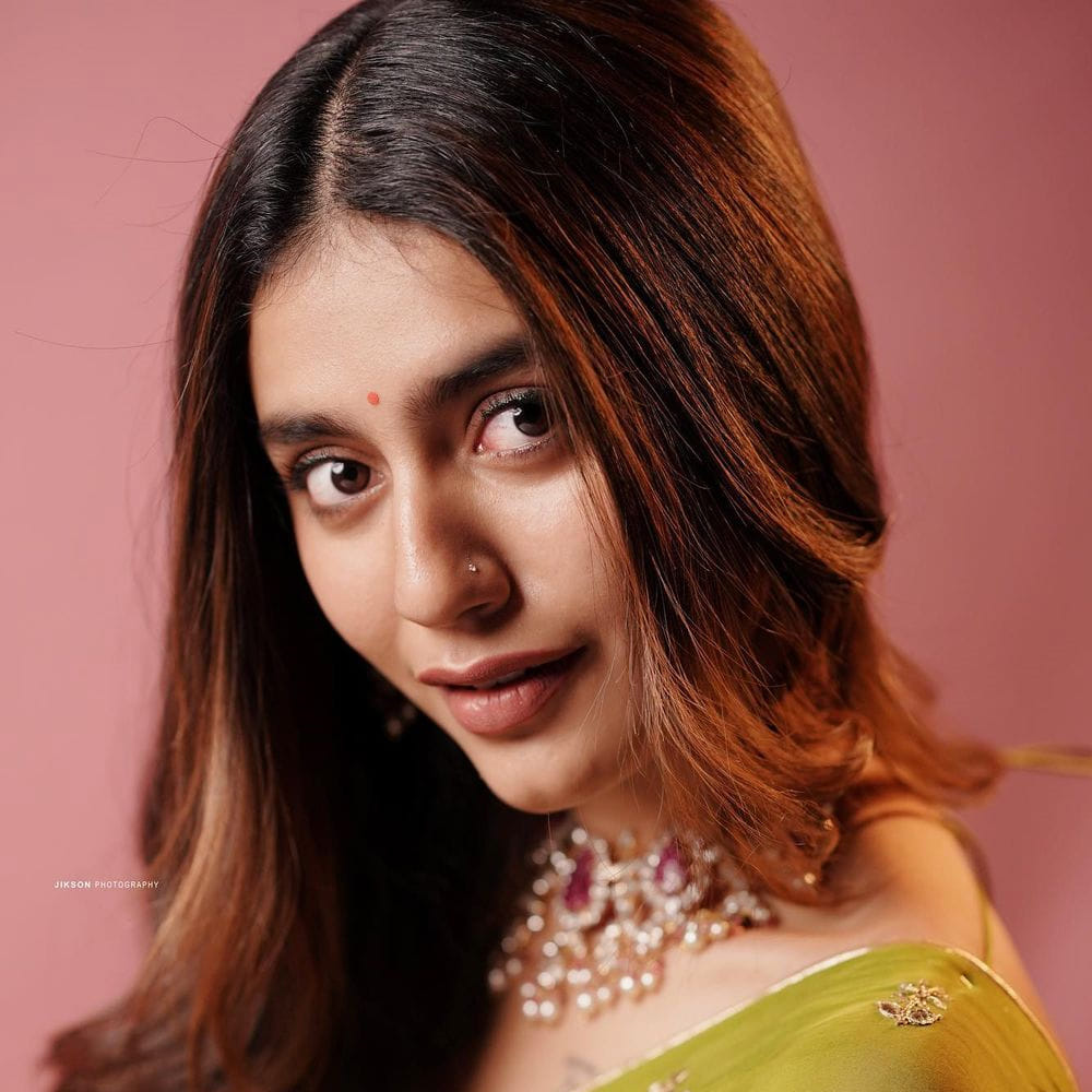 ఒరు ఆధార్ లవ్ సినిమాతో సెన్సేషన్‌గా మారిన బ్యూటీ ప్రియ ప్రకాష్ వారియర్. ఈ భామ చేసిన సినిమాలు ఏవీ పెద్దగా ఆకట్టుకోలేకపోయినా.. ఇంటర్నెట్‌లో మాత్రం ప్రియాకు మంచి ఫాలోయింగ్ ఉంది.
