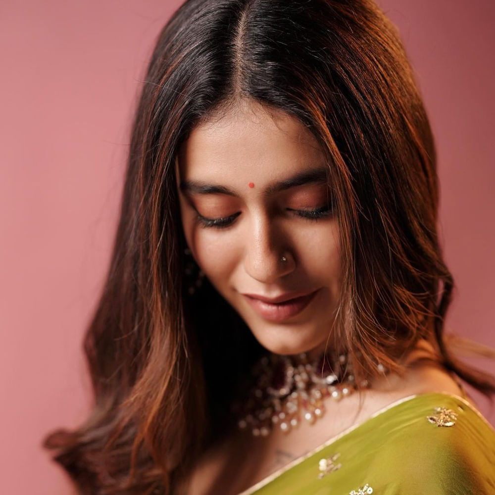 ఒరు ఆధార్ లవ్ సినిమాతో సెన్సేషన్‌గా మారిన బ్యూటీ ప్రియ ప్రకాష్ వారియర్. ఈ భామ చేసిన సినిమాలు ఏవీ పెద్దగా ఆకట్టుకోలేకపోయినా.. ఇంటర్నెట్‌లో మాత్రం ప్రియాకు మంచి ఫాలోయింగ్ ఉంది.
