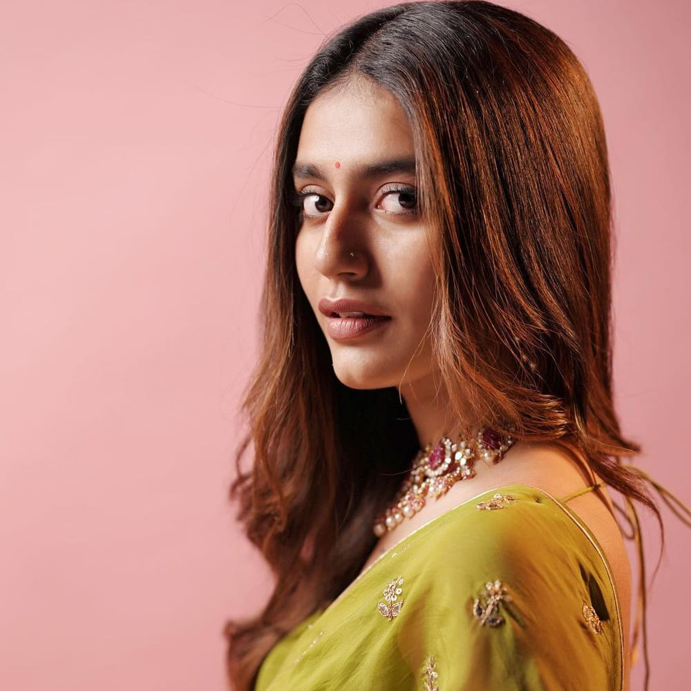 ఒరు ఆధార్ లవ్ సినిమాతో సెన్సేషన్‌గా మారిన బ్యూటీ ప్రియ ప్రకాష్ వారియర్. ఈ భామ చేసిన సినిమాలు ఏవీ పెద్దగా ఆకట్టుకోలేకపోయినా.. ఇంటర్నెట్‌లో మాత్రం ప్రియాకు మంచి ఫాలోయింగ్ ఉంది.
