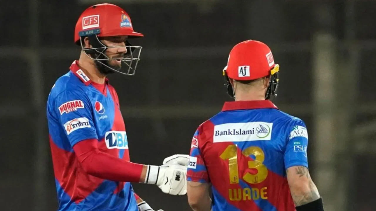 తొలుత బ్యాటింగ్ చేసిన కరాచీ 5 వికెట్ల నష్టానికి 185 పరుగులు చేసింది. ఓపెనింగ్ జోడీ మాథ్యూ వేడ్ (35), జేమ్స్ విన్స్ (46) 70 పరుగుల భాగస్వామ్యాన్ని నెలకొల్పారు. ఆ తర్వాత కెప్టెన్ ఇమాద్ చెలరేగాడు.