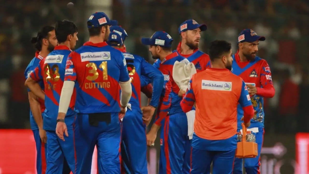 హ్యాట్రిక్ ఓటములతో టోర్నీని ప్రారంభించిన కరాచీ కింగ్స్.. కెప్టెన్ ఇమాద్ వసీమ్ బలమైన ఆల్ రౌండ్ గేమ్ ఆధారంగా ఈ విజయాన్ని నమోదు చేసుకుంది. ఇమాద్ మొదట కేవలం 19 బంతుల్లో 35 పరుగులు (నాటౌట్) చేసి, ఆపై కేవలం 23 పరుగులకే 1 వికెట్ పడగొట్టాడు.