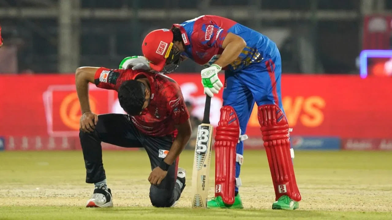 కరాచీ చివరి 4 వికెట్లను కేవలం 5 బంతుల్లో వికెట్లు తీయడం ద్వారా లాహోర్ ఆటను ముగించింది. ఈ క్రమంలోనే కరాచీ జట్టు హ్యాట్రిక్‌ను కూడా పూర్తి చేసింది. 17వ ఓవర్ చివరి రెండు బంతుల్లో బెన్ కట్టింగ్ వికెట్లు తీయగా, 18వ ఓవర్ తొలి బంతికి అకీఫ్ విజయం సాధించగా, మూడో బంతికి చివరి బ్యాట్స్‌మెన్‌ను కూడా అవుట్ చేశాడు.