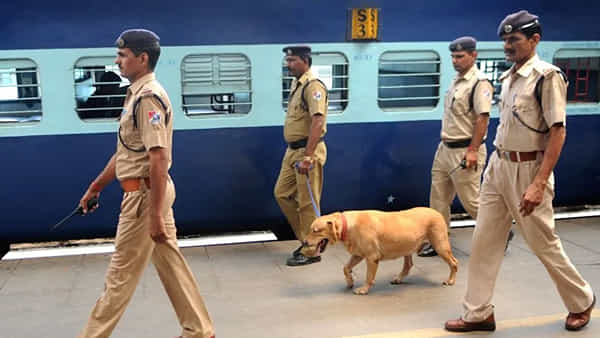 Andhra Pradesh: ట్రైన్లో పోలీసుల తనిఖీలు.. ఓ బోగిలో దొరికిన అనుమానాస్పద బ్యాగులు.. చెక్ చేయగా!