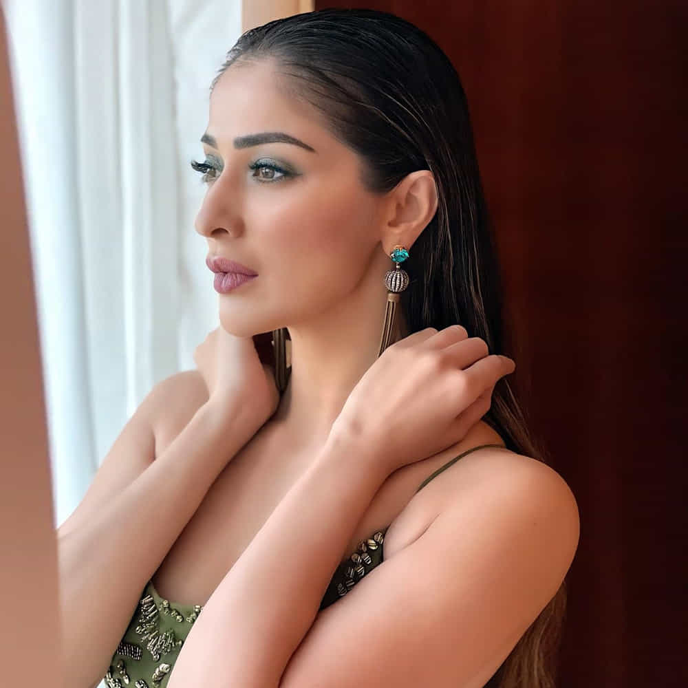 తమిళ, తెలుగు ఇండస్ట్రీస్లో మంచి హీరోయిన్గా పేరు తెచ్చుకుంది రాయ్ లక్ష్మీ. అయితే కొంతకాలం సినిమాలకు దూరంగా ఉన్న ఈ అమ్మడు ఖైదీ no.150 సినిమాలో రత్తాలు సాంగ్ తో మరోసారి తెలుసు తెరపై మెరిసింది. తాజాగా ఈ భామ మళ్లీ తెలుగు సినిమాలపై దృష్టి సారించినట్టు సమాచారం.ఇదిలా ఉంటె ఈ అమ్మడి ఫోటోషూట్ కి ఫ్యాన్స్ గట్టిగానే ఉన్నారు అని చెప్పొచ్చు.మీరు ఓ లుక్కేయండి.