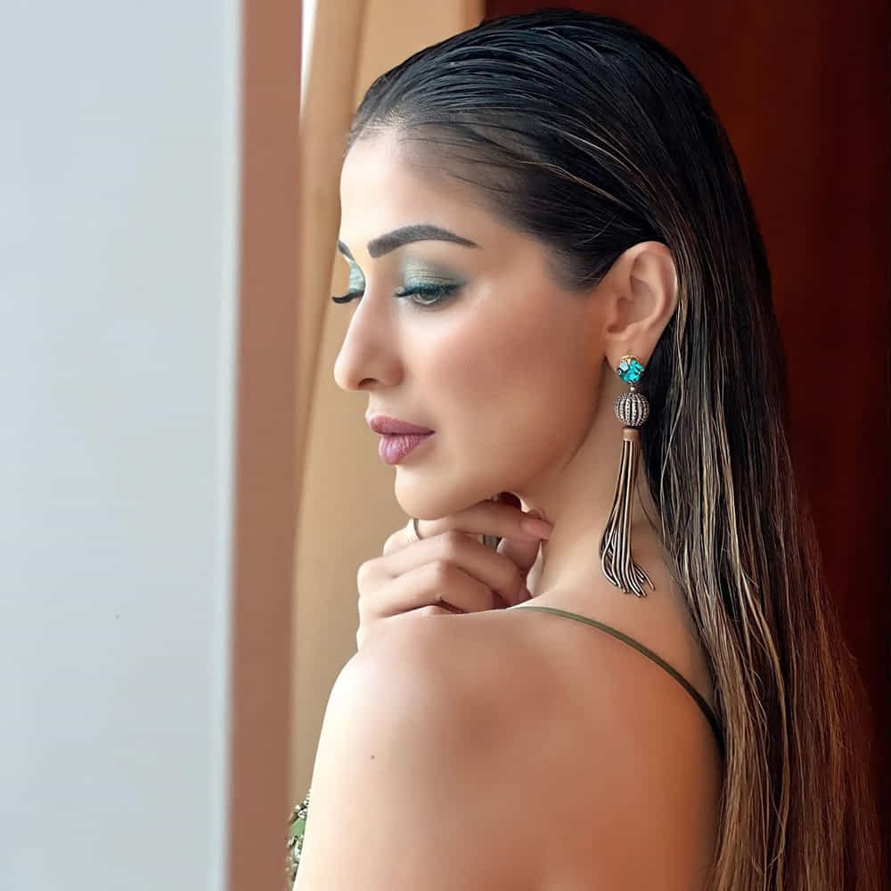 తమిళ, తెలుగు ఇండస్ట్రీస్లో మంచి హీరోయిన్గా పేరు తెచ్చుకుంది రాయ్ లక్ష్మీ. అయితే కొంతకాలం సినిమాలకు దూరంగా ఉన్న ఈ అమ్మడు ఖైదీ no.150 సినిమాలో రత్తాలు సాంగ్ తో మరోసారి తెలుసు తెరపై మెరిసింది. తాజాగా ఈ భామ మళ్లీ తెలుగు సినిమాలపై దృష్టి సారించినట్టు సమాచారం.ఇదిలా ఉంటె ఈ అమ్మడి ఫోటోషూట్ కి ఫ్యాన్స్ గట్టిగానే ఉన్నారు అని చెప్పొచ్చు.మీరు ఓ లుక్కేయండి.