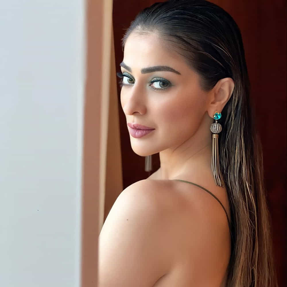 తమిళ, తెలుగు ఇండస్ట్రీస్లో మంచి హీరోయిన్గా పేరు తెచ్చుకుంది రాయ్ లక్ష్మీ. అయితే కొంతకాలం సినిమాలకు దూరంగా ఉన్న ఈ అమ్మడు ఖైదీ no.150 సినిమాలో రత్తాలు సాంగ్ తో మరోసారి తెలుసు తెరపై మెరిసింది. తాజాగా ఈ భామ మళ్లీ తెలుగు సినిమాలపై దృష్టి సారించినట్టు సమాచారం.ఇదిలా ఉంటె ఈ అమ్మడి ఫోటోషూట్ కి ఫ్యాన్స్ గట్టిగానే ఉన్నారు అని చెప్పొచ్చు.మీరు ఓ లుక్కేయండి.
