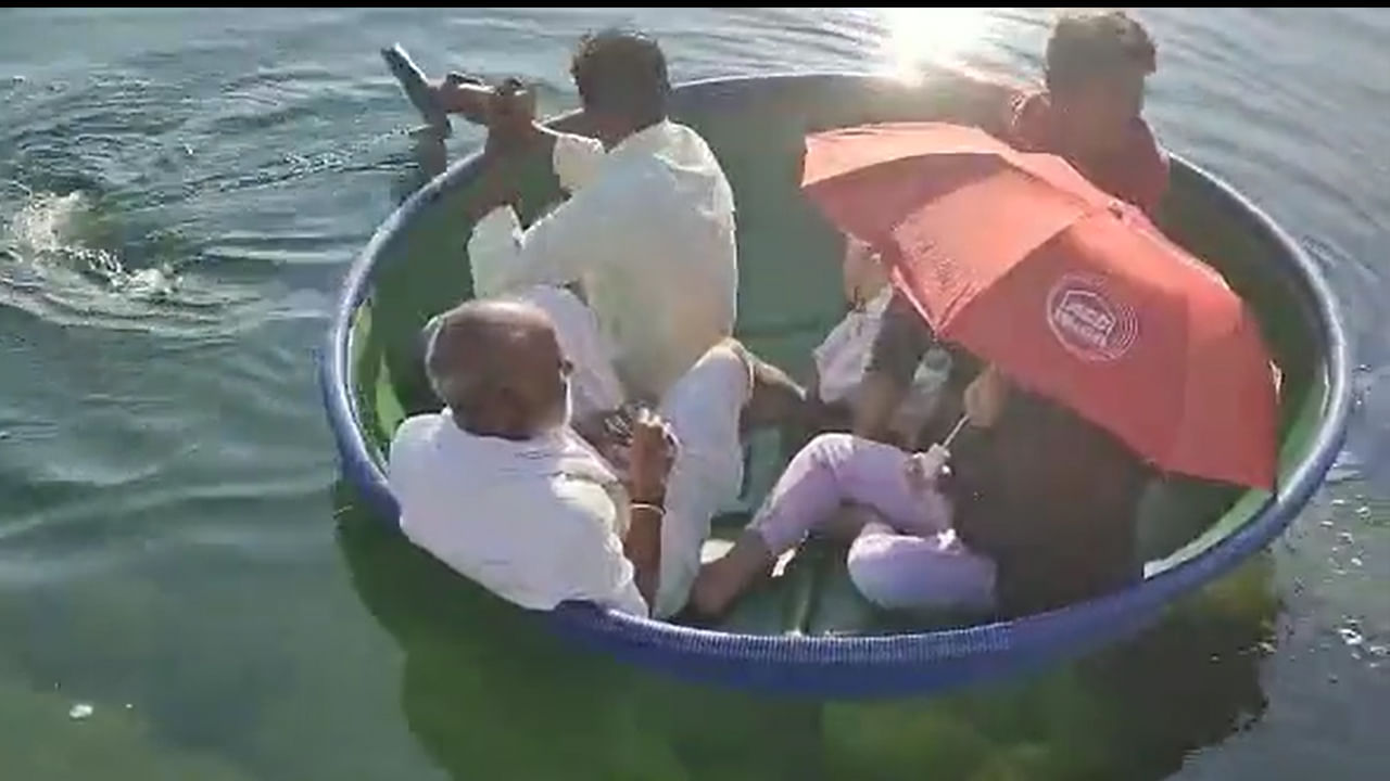 Video: మనుమరాలితో కలిసి బోటింగ్.. పాటలు, డ్యాన్స్‌లతో సందడి.. చిన్న పిల్లాడిలా మారిన మాజీ మంత్రి రఘువీరారెడ్డి.. వైరల్ వీడియో..