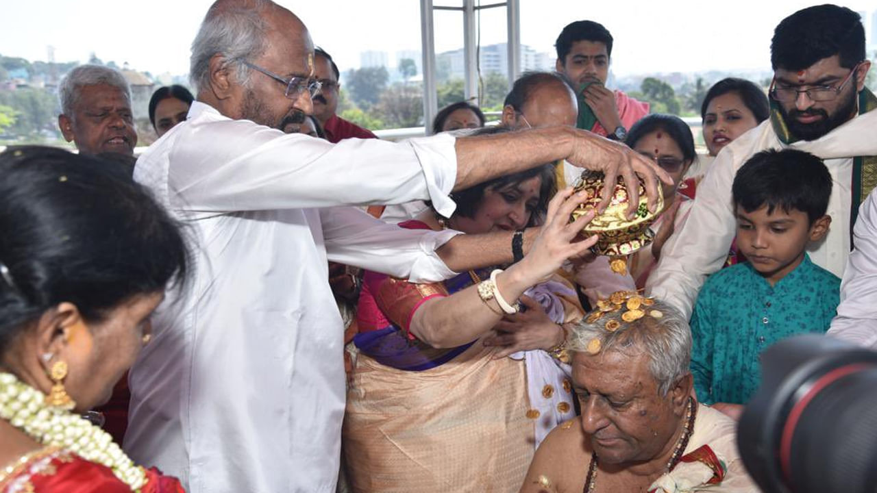 Rajinikanth: అన్నయ్యకు బంగారు నాణేలతో అభిషేకం చేసిన రజినీకాంత్.. బంగారు మనసున్న సోదరుడిపై కనకవర్షం ఎందుకంటే..