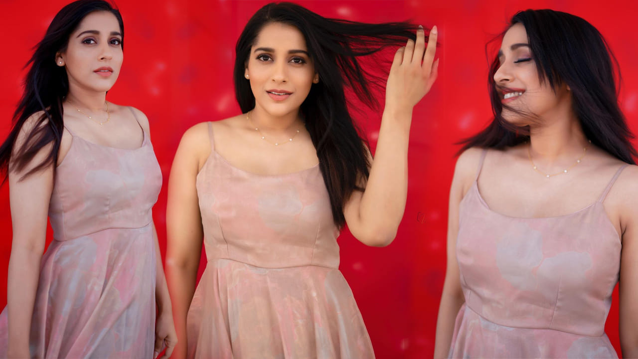 యాంకర్‌గా బుల్లి తెర ప్రేక్షకులను తన చలాకీ తనంలో ఆకట్టుకునే రష్మీ.. సోషల్‌ మీడియాలోనూ యాక్టివ్‌గా ఉంటుంది. తన లేటెస్ట్‌ ఫోటోలను ఎప్పటికప్పుడు అభిమానులతో పంచుకునే ఈ అమ్మడు తాజాగా చీర కట్టులో దిగిన కొన్ని ఫోటోలను పోస్ట్‌ చేసింది..	