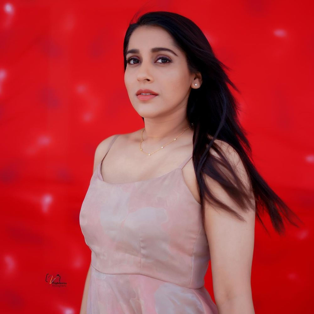 యాంకర్‌గా బుల్లి తెర ప్రేక్షకులను తన చలాకీ తనంలో ఆకట్టుకునే రష్మీ.. సోషల్‌ మీడియాలోనూ యాక్టివ్‌గా ఉంటుంది. తన లేటెస్ట్‌ ఫోటోలను ఎప్పటికప్పుడు అభిమానులతో పంచుకునే ఈ అమ్మడు తాజాగా చీర కట్టులో దిగిన కొన్ని ఫోటోలను పోస్ట్‌ చేసింది..	