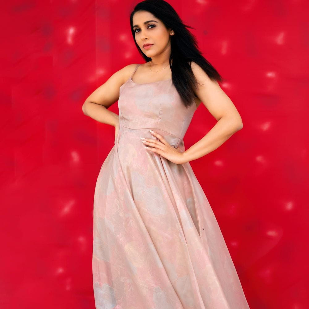 యాంకర్‌గా బుల్లి తెర ప్రేక్షకులను తన చలాకీ తనంలో ఆకట్టుకునే రష్మీ.. సోషల్‌ మీడియాలోనూ యాక్టివ్‌గా ఉంటుంది. తన లేటెస్ట్‌ ఫోటోలను ఎప్పటికప్పుడు అభిమానులతో పంచుకునే ఈ అమ్మడు తాజాగా చీర కట్టులో దిగిన కొన్ని ఫోటోలను పోస్ట్‌ చేసింది..	