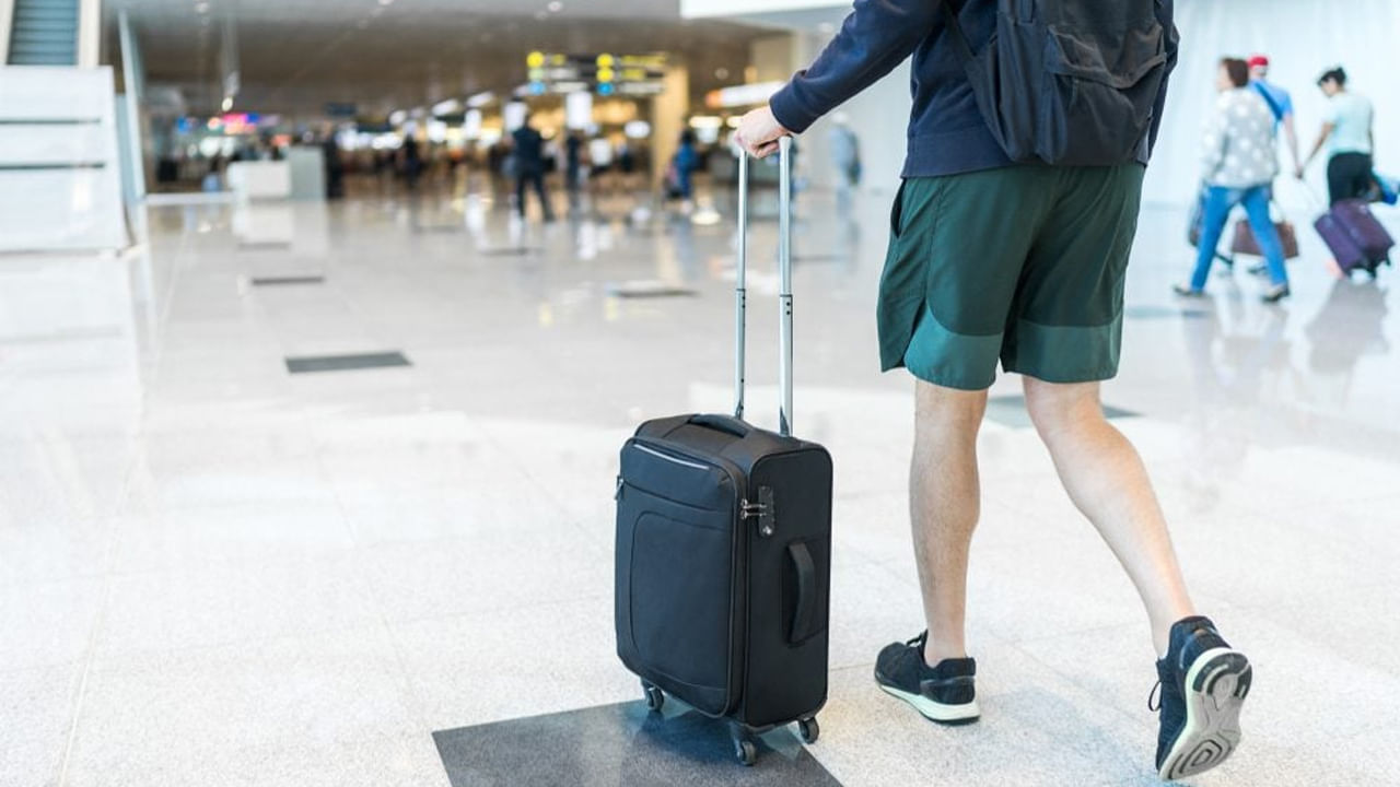 Airport: ఎయిర్‌ పోర్ట్‌లో దిగిన ప్రయాణికుడి తేడా యవ్వారం.. తనిఖీలు చేపట్టిన అధికారులకు దిమ్మతిరిగే షాక్‌.