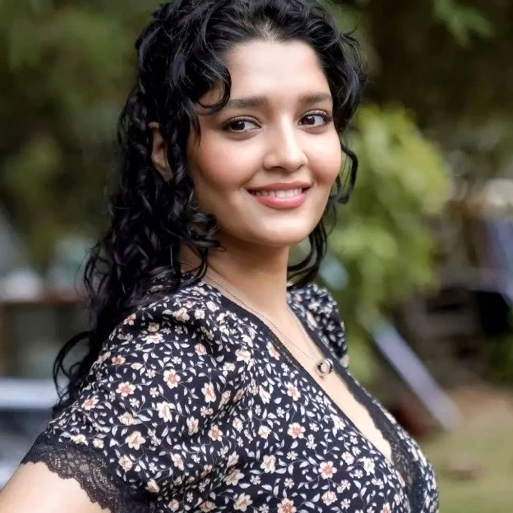 రితిక సింగ్ మాట్లాడుతూ.. “సోషల్ మీడియాలో వచ్చే మీమ్స్, ట్రోల్స్ ఎంతగానో బాధించాయి. డబుల్ మీనింగ్ డైలాగ్స్ తో ఇవి నన్ను చాలా ఇబ్బందికి గురిచేసాయి. దీనితో నా గుండె పగిలిపోయింది.