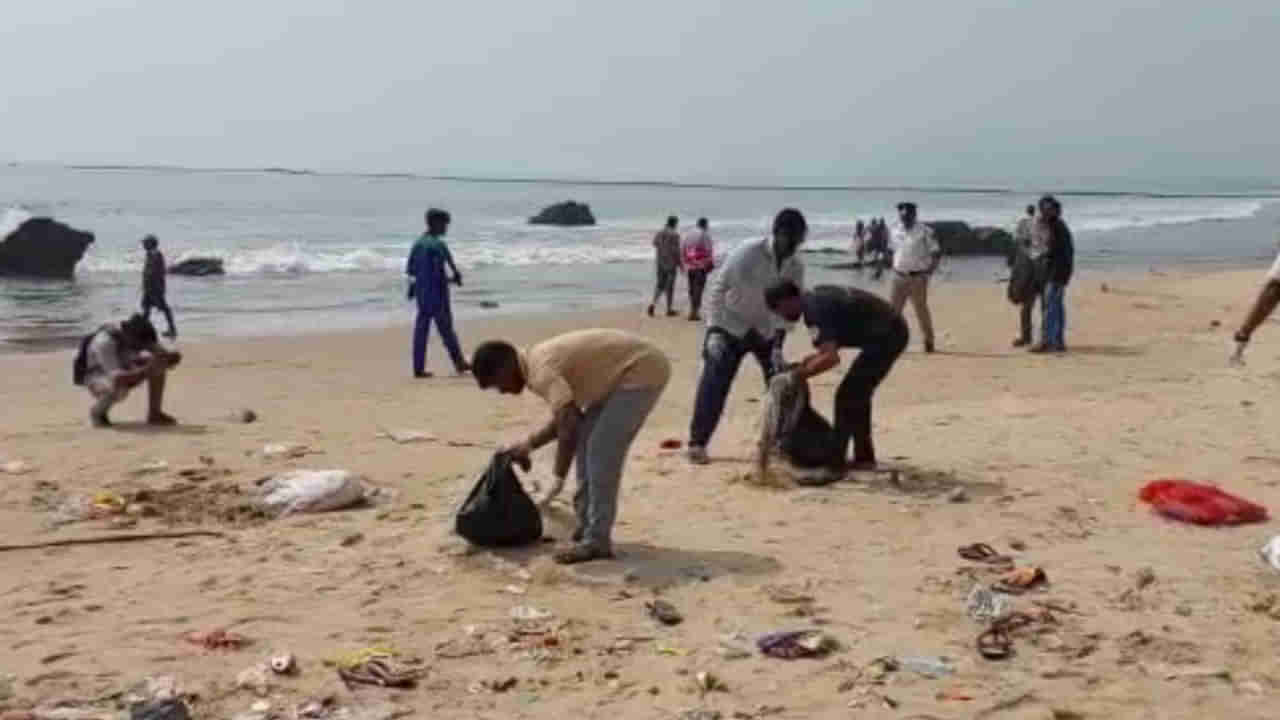 Vizag RK Beach: బీచ్ క్లీనింగ్‌లో నిమగ్నమైన యువకులు.. సామాజిక సేవ అనుకుంటే పప్పులో కాలేసినట్లే..