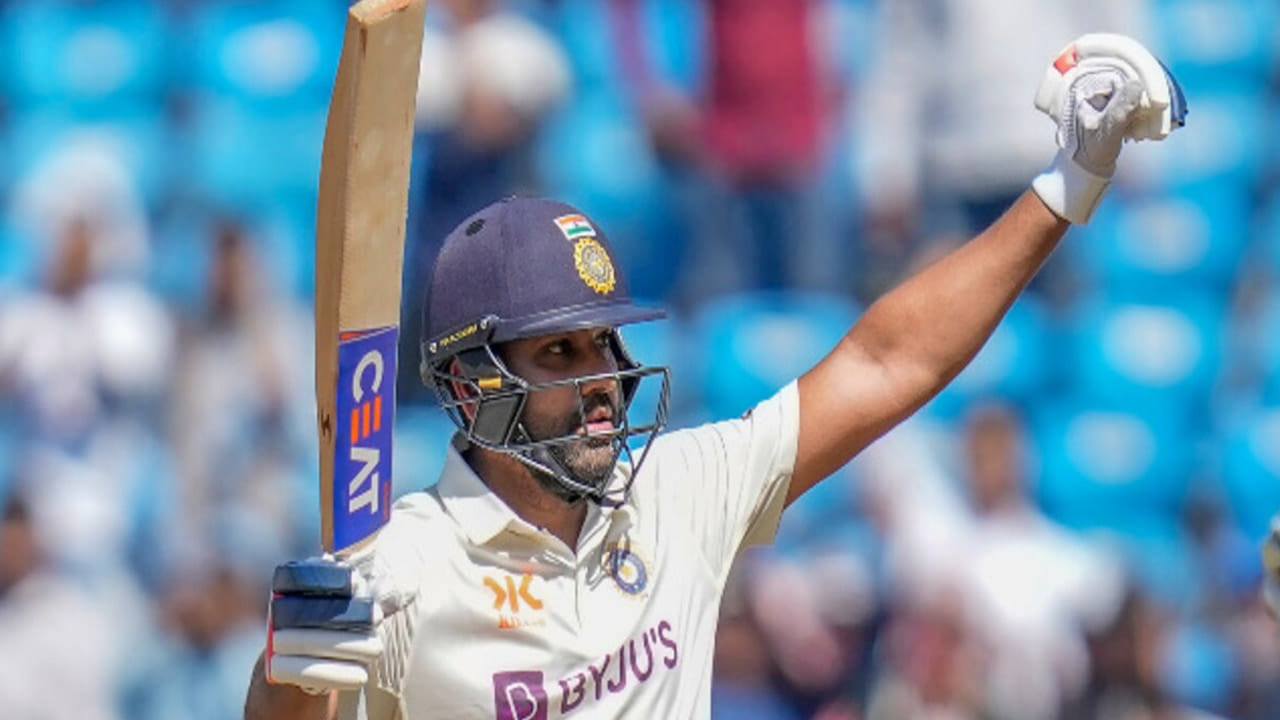 Rohit Sharma Stats As Test Captain: నాగ్పూర్లో ఆస్ట్రేలియాతో జరిగిన మొదటి టెస్ట్ మ్యాచ్లో, రోహిత్ శర్మ కెప్టెన్సీలో భారత జట్టు ఇన్నింగ్స్ 132 పరుగుల తేడాతో అద్భుత విజయాన్ని నమోదు చేసింది. ఈ విజయంతో టీమిండియా సిరీస్లో 1-0 ఆధిక్యంలో నిలిచింది. టెస్టు కెప్టెన్గా రోహిత్ శర్మ ఆస్ట్రేలియాతో తొలి మ్యాచ్ ఆడాడు. కాగా, ఇప్పటివరకు రోహిత్ శర్మ 3 టెస్ట్ మ్యాచ్లలో టీమిండియాకు కెప్టెన్గా ఉన్నాడు.
