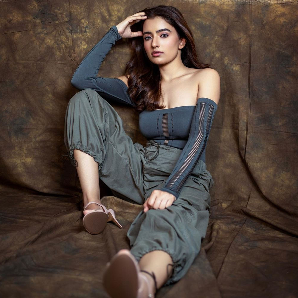 రుక్సార్ ధిల్లాన్ తెలుగులో అల్లు శిరీష్ 'ABCD' లో నటించిన సంగతి తెలిసిందే. అంతకు ముందు నాని హీరోగా వచ్చిన 'కృష్ణార్జున యుద్ధం'లో కూడ మెరిసింది