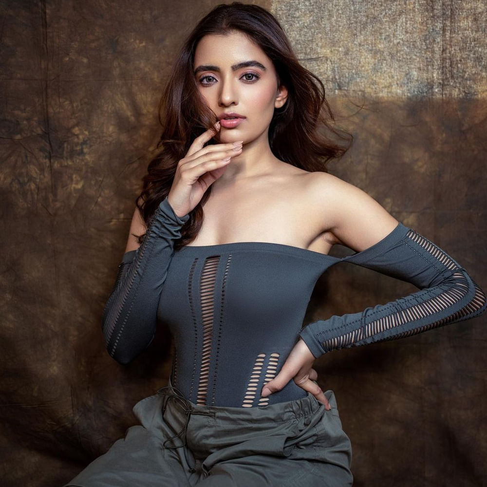 రుక్సార్ ధిల్లాన్ తెలుగులో అల్లు శిరీష్ 'ABCD' లో నటించిన సంగతి తెలిసిందే. అంతకు ముందు నాని హీరోగా వచ్చిన 'కృష్ణార్జున యుద్ధం'లో కూడ మెరిసింది