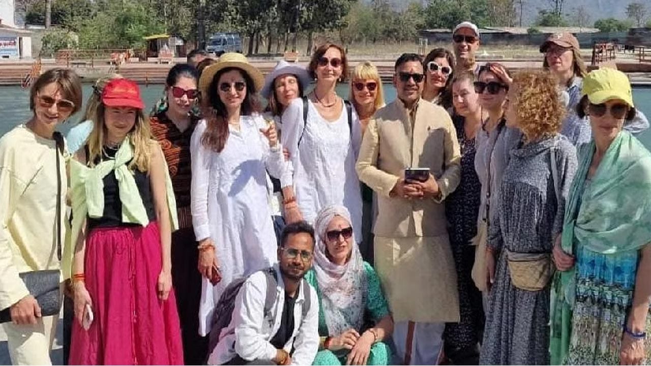 Haridwar: హరిద్వార్ లో రష్యన్ల పూజలు.. యుద్ధం ఆగిపోవాలంటూ గంగా నదికి ప్రార్థనలు..