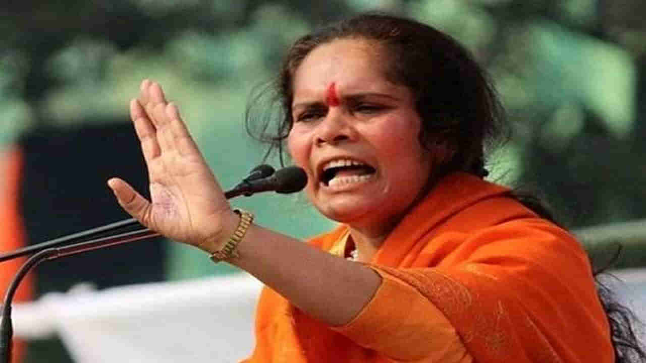Sadhvi Prachi: హిందూ అమ్మాయిల పర్సలో ఉండాల్సింది లిప్‌స్టిక్‌ కాదు.. కత్తి: సంచలన వ్యాఖ్యలు చేసిన సాధ్వి