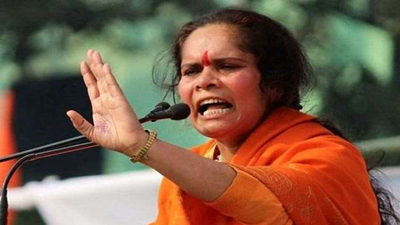 Sadhvi Prachi: హిందూ అమ్మాయిల పర్సలో ఉండాల్సింది లిప్‌స్టిక్‌ కాదు.. కత్తి: సంచలన వ్యాఖ్యలు చేసిన సాధ్వి