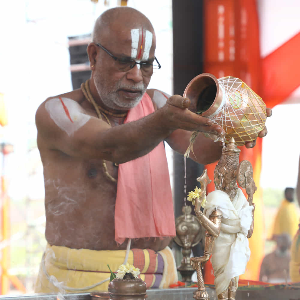 ఈ తిరుమంజనాన్ని ఏకంతంగా కాకుండా లోకాంతంగా నిర్వహిస్తున్నామన్నారు. సాధారణంగా కార్యక్రమం చూసేవాళ్లకు కొత్తగా ఉంటుందని, ఇక్కడ మాత్రం చేసేవాళ్లకు, చేయించేవాళ్లకు చూసేవాళ్లకు కూడా కొత్తగా ఉంటుందని చెప్పారు.