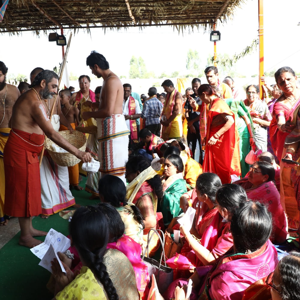 భక్తులకు స్వయంగా చినజీయర్‌ స్వామివారు తీర్థం అనుగ్రహించారు.