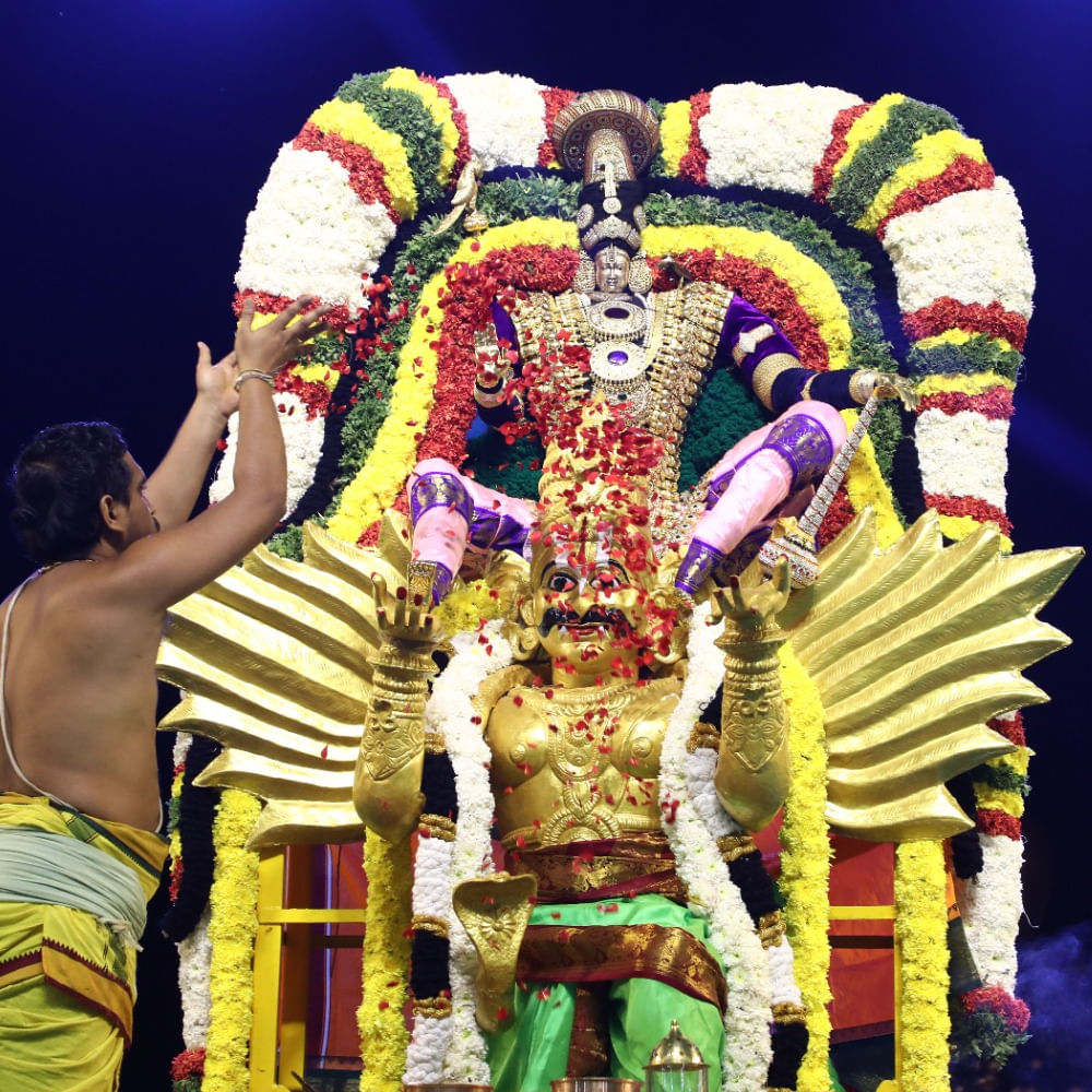 హైదరాబాద్ ముచ్చింతల్‌లోని సమతా స్ఫూర్తి ప్రాంగణంలో శ్రీ రామానుజాచార్య 108 దివ్య దేశాల బ్రహ్మోత్సవాలు అత్యంత వైభవంగా జరుగుతున్నాయి. ప్రముఖ ఆధ్యాత్మిక గురువు త్రిదండి చినజీయర్ స్వామి సారథ్యంలో నిత్య కైంకర్యాలు, విశిష్ట వాహన సేవలు ఘనంగా నిర్వహిస్తున్నారు.