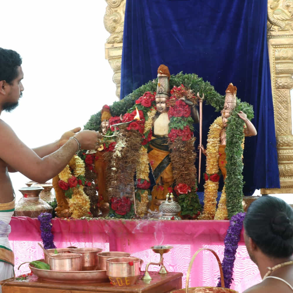 ఓ పత్రమో.. పుష్పమో .. ఓ ఫలమో.. కాసిన్ని నీళ్లో... భక్తితో సమర్పిస్తే చాలు.. సంతోషంగా స్వీకరించే కారుణ్య మూర్తి ఆ విభువు. అలాంటిది మనసును పువ్వులుగా సమర్పిస్తే.! భక్తుల కోసం ఆ భగవంతుడు దివి నుంచి భువికి రాకుండా వుంటాడా! ముక్కోటి దేవతలు ఒక్కటై వచ్చారు.
