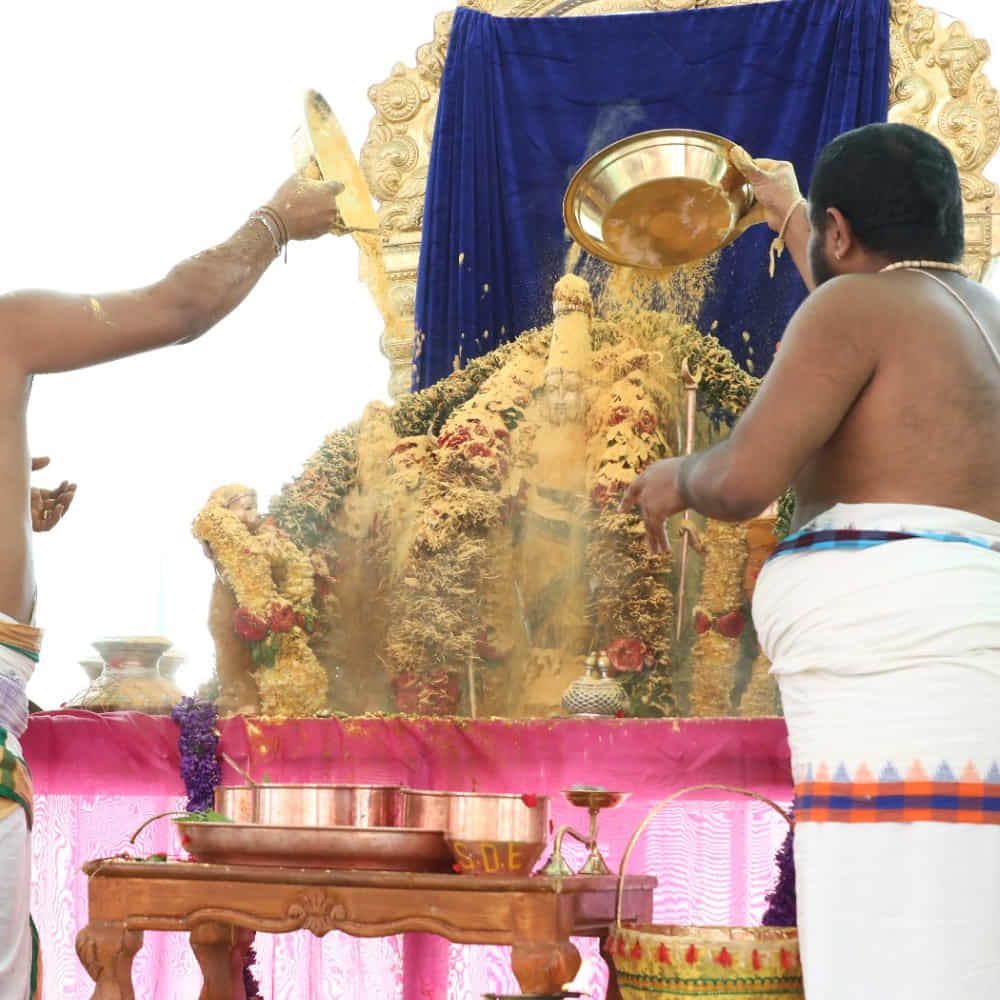 ఓ పత్రమో.. పుష్పమో .. ఓ ఫలమో.. కాసిన్ని నీళ్లో... భక్తితో సమర్పిస్తే చాలు.. సంతోషంగా స్వీకరించే కారుణ్య మూర్తి ఆ విభువు. అలాంటిది మనసును పువ్వులుగా సమర్పిస్తే.! భక్తుల కోసం ఆ భగవంతుడు దివి నుంచి భువికి రాకుండా వుంటాడా! ముక్కోటి దేవతలు ఒక్కటై వచ్చారు.
