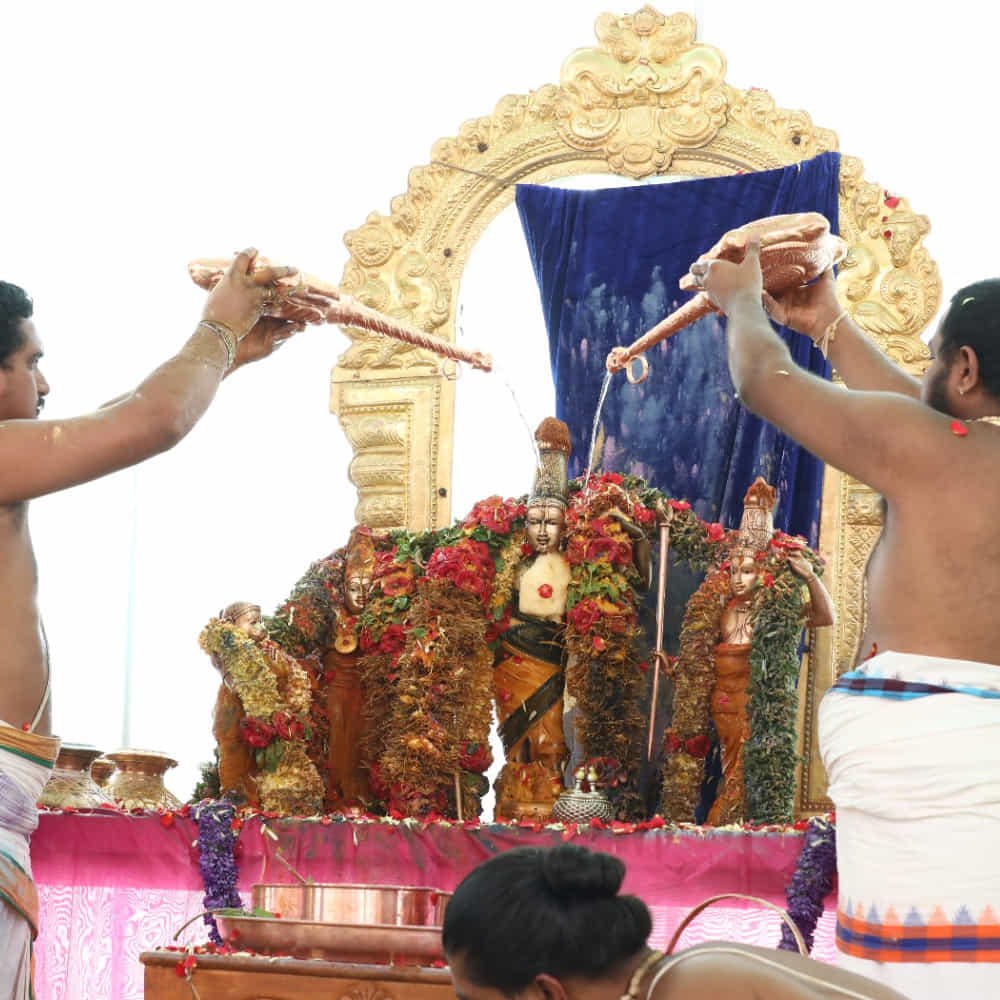 ఓ పత్రమో.. పుష్పమో .. ఓ ఫలమో.. కాసిన్ని నీళ్లో... భక్తితో సమర్పిస్తే చాలు.. సంతోషంగా స్వీకరించే కారుణ్య మూర్తి ఆ విభువు. అలాంటిది మనసును పువ్వులుగా సమర్పిస్తే.! భక్తుల కోసం ఆ భగవంతుడు దివి నుంచి భువికి రాకుండా వుంటాడా! ముక్కోటి దేవతలు ఒక్కటై వచ్చారు.