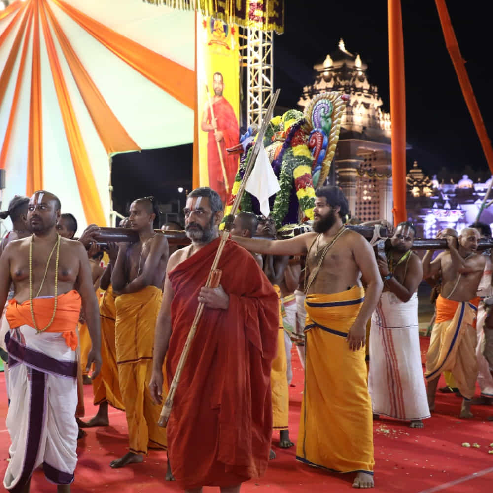 హైదరాబాద్ ముచ్చింతల్లోని సమతా స్ఫూర్తి ప్రాంగణంలో శ్రీ రామానుజాచార్య 108 దివ్య దేశాల బ్రహ్మోత్సవాలు అత్యంత వైభవంగా జరుగుతున్నాయి. ప్రముఖ ఆధ్యాత్మిక గురువు త్రిదండి చినజీయర్ స్వామి సారథ్యంలో నిత్య కైంకర్యాలు, విశిష్ట వాహన సేవలు ఘనంగా నిర్వహిస్తున్నారు.