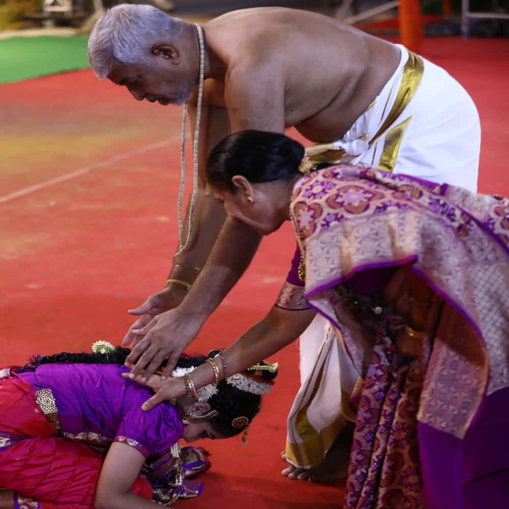 చివరగా తాతయ్య, నానమ్మల ఆశీర్వదం తీసుకుంది చిన్నారి ఈడ్య. 