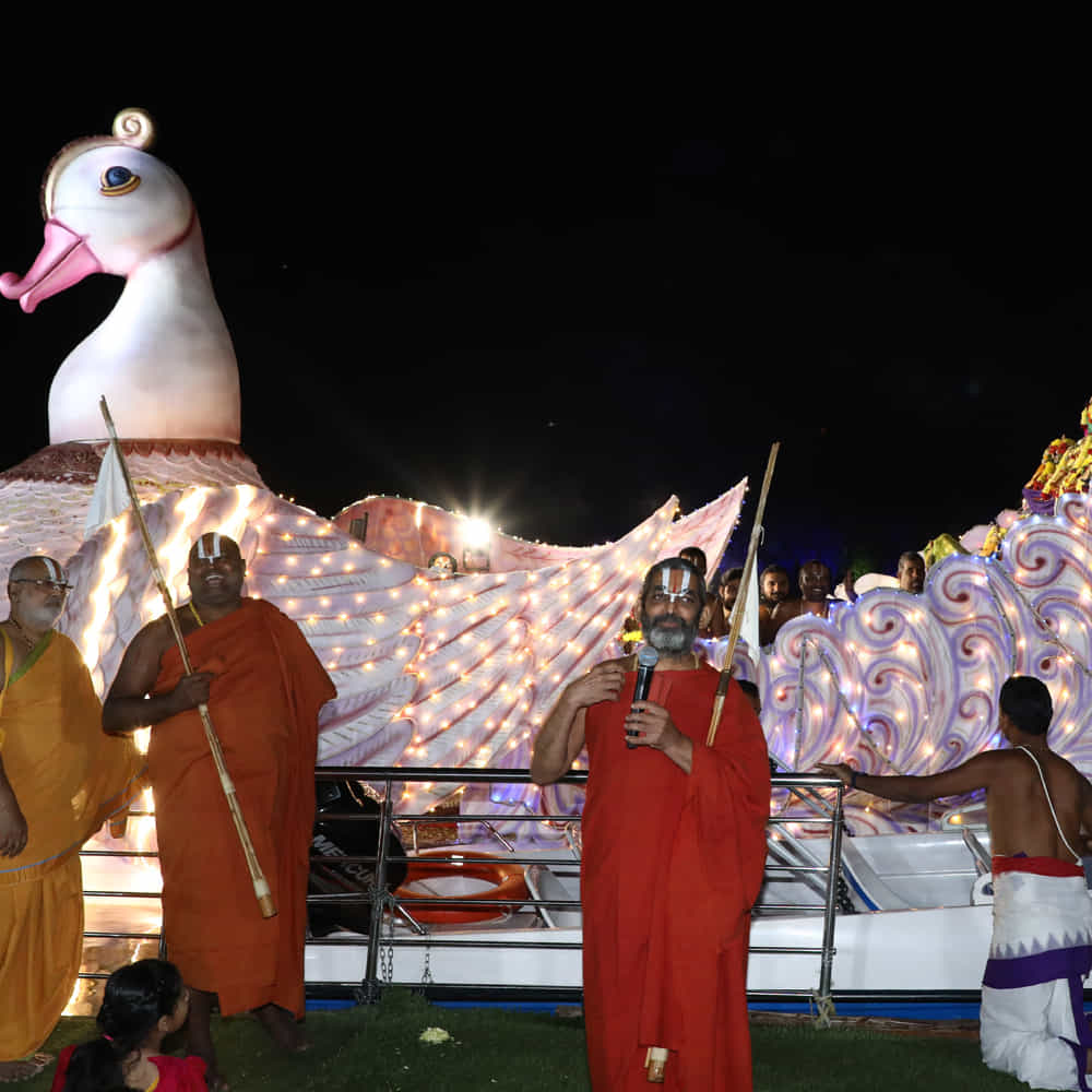 సమతా కుంభ్ 2023 బ్రహ్మోత్సవాల్లో భాగంగా తెప్పోత్సవం ఘనంగా నిర్వహించారు. శ్రీ త్రిడండి చినజీయర్ స్వామి పర్యవేక్షణలో తెప్పోత్సవం కనుల పండుగగా సాగింది. శ్రీ భగవత్ రామానుజ, పరమహంస స్వరూపుల ఒడిలో సాకేత రామచంద్రప్రభువుతో పాటు 18 దివ్యదేశాల మూర్తులను వేంచేయింపజేసి ఉత్సవం జరిపించారు.