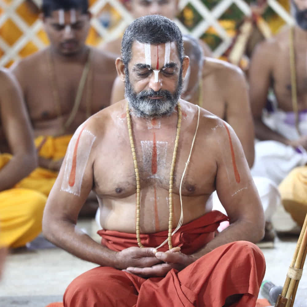 ఓ పత్రమో.. పుష్పమో .. ఓ ఫలమో.. కాసిన్ని నీళ్లో... భక్తితో సమర్పిస్తే చాలు.. సంతోషంగా స్వీకరించే కారుణ్య మూర్తి ఆ విభువు. అలాంటిది మనసును పువ్వులుగా సమర్పిస్తే.! భక్తుల కోసం ఆ భగవంతుడు దివి నుంచి భువికి రాకుండా వుంటాడా! ముక్కోటి దేవతలు ఒక్కటై వచ్చారు.
