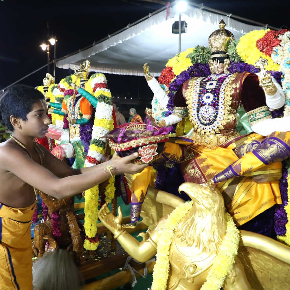 హైదరాబాద్ ముచ్చింతల్లోని సమతా స్ఫూర్తి ప్రాంగణంలో శ్రీ రామానుజాచార్య 108 దివ్య దేశాల బ్రహ్మోత్సవాలు అత్యంత వైభవంగా జరుగుతున్నాయి. ప్రముఖ ఆధ్యాత్మిక గురువు త్రిదండి చినజీయర్ స్వామి సారథ్యంలో నిత్య కైంకర్యాలు, విశిష్ట వాహన సేవలు ఘనంగా నిర్వహిస్తున్నారు.