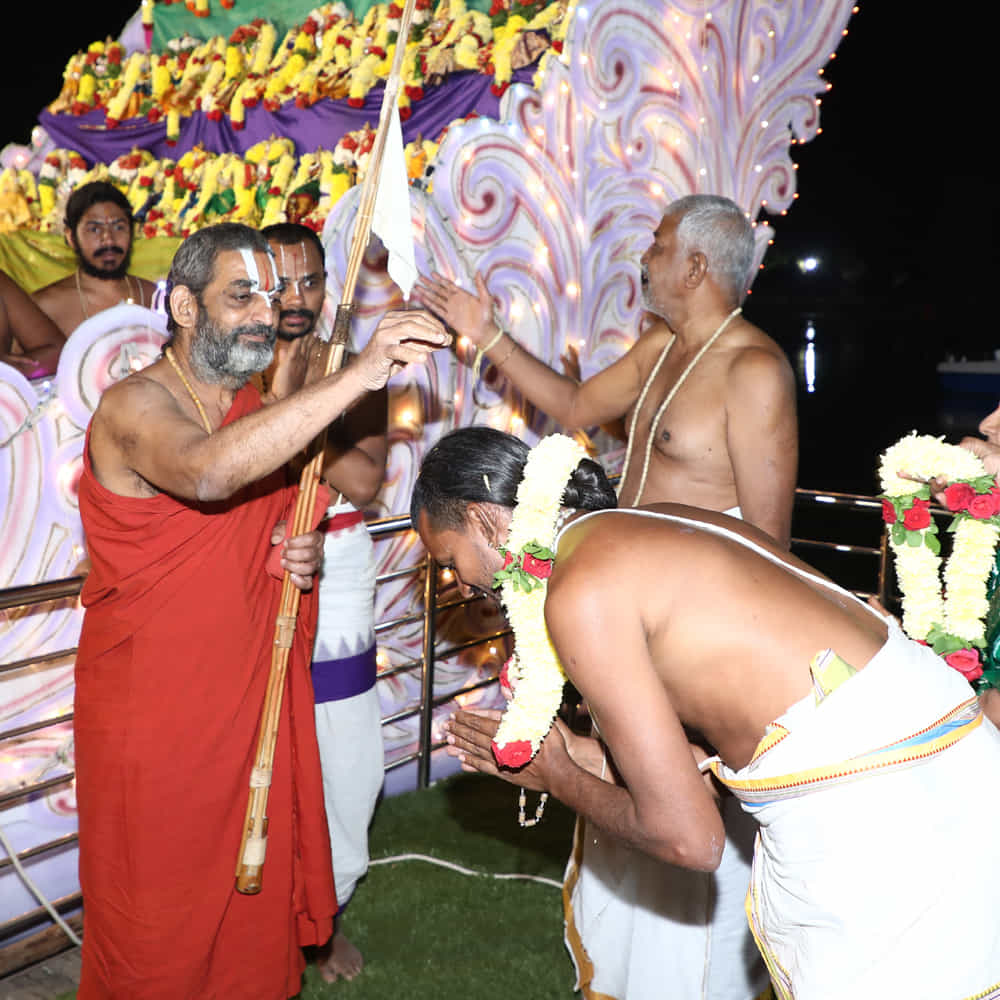 సమతా కుంభ్ 2023 బ్రహ్మోత్సవాల్లో భాగంగా తెప్పోత్సవం ఘనంగా నిర్వహించారు. శ్రీ త్రిడండి చినజీయర్ స్వామి పర్యవేక్షణలో తెప్పోత్సవం కనుల పండుగగా సాగింది. శ్రీ భగవత్ రామానుజ, పరమహంస స్వరూపుల ఒడిలో సాకేత రామచంద్రప్రభువుతో పాటు 18 దివ్యదేశాల మూర్తులను వేంచేయింపజేసి ఉత్సవం జరిపించారు.