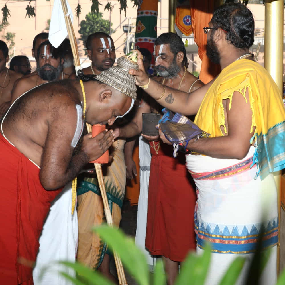 ఓ పత్రమో.. పుష్పమో .. ఓ ఫలమో.. కాసిన్ని నీళ్లో... భక్తితో సమర్పిస్తే చాలు.. సంతోషంగా స్వీకరించే కారుణ్య మూర్తి ఆ విభువు. అలాంటిది మనసును పువ్వులుగా సమర్పిస్తే.! భక్తుల కోసం ఆ భగవంతుడు దివి నుంచి భువికి రాకుండా వుంటాడా! ముక్కోటి దేవతలు ఒక్కటై వచ్చారు.