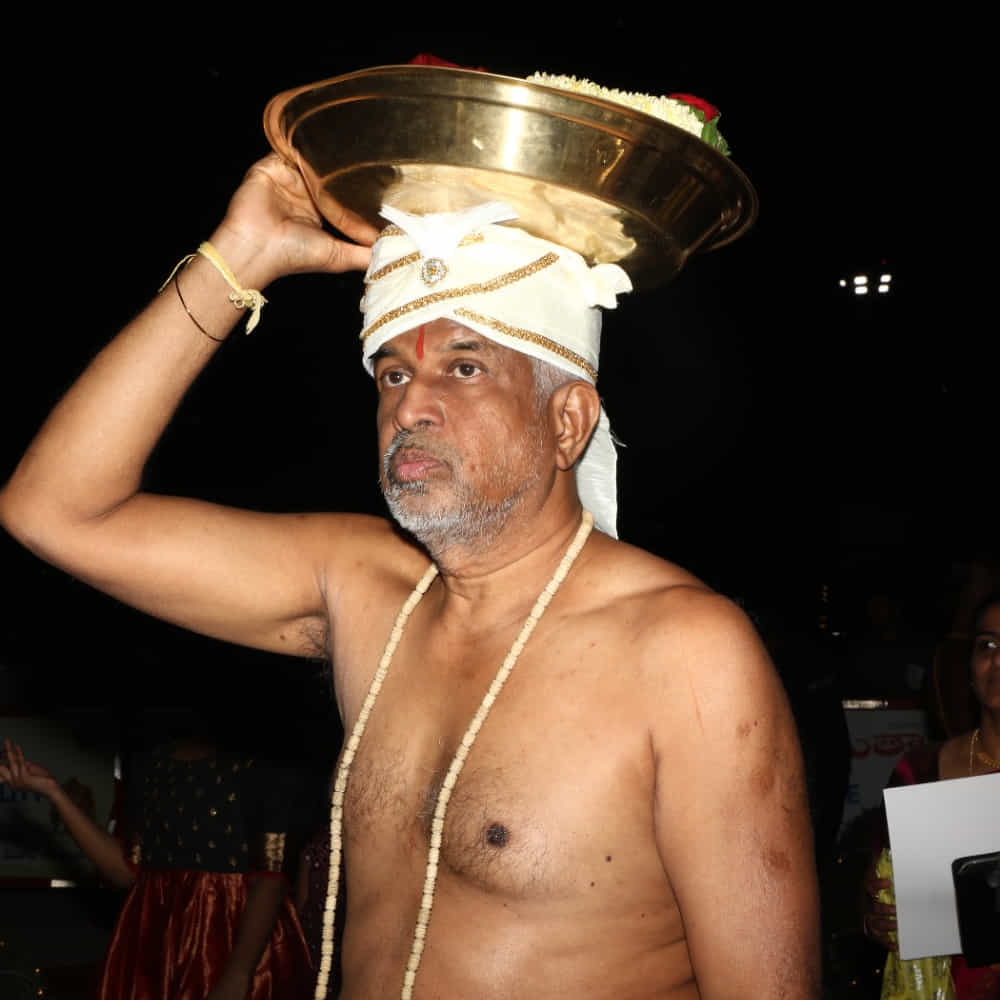 హైదరాబాద్ ముచ్చింతల్లోని సమతా స్ఫూర్తి ప్రాంగణంలో శ్రీ రామానుజాచార్య 108 దివ్య దేశాల బ్రహ్మోత్సవాలు అత్యంత వైభవంగా జరుగుతున్నాయి. ప్రముఖ ఆధ్యాత్మిక గురువు త్రిదండి చినజీయర్ స్వామి సారథ్యంలో నిత్య కైంకర్యాలు, విశిష్ట వాహన సేవలు ఘనంగా నిర్వహిస్తున్నారు.
