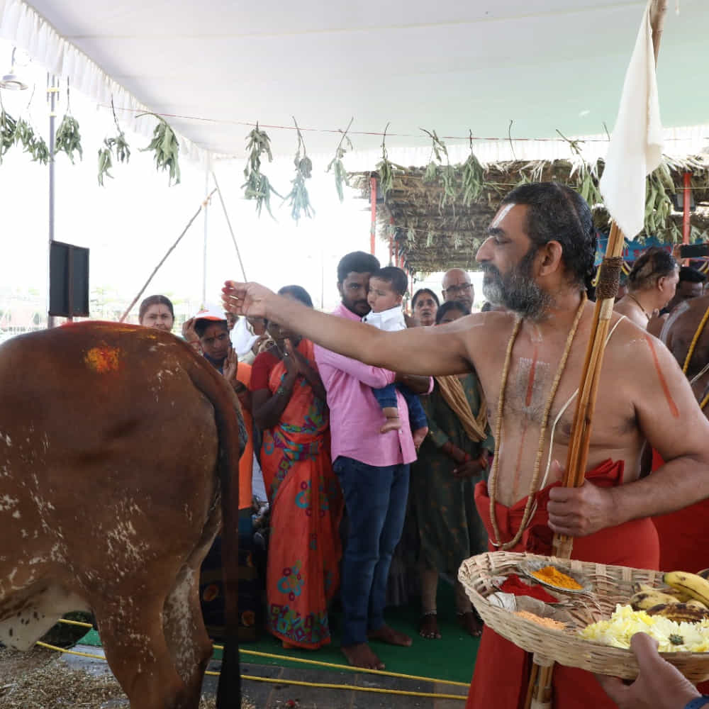 ఓ పత్రమో.. పుష్పమో .. ఓ ఫలమో.. కాసిన్ని నీళ్లో... భక్తితో సమర్పిస్తే చాలు.. సంతోషంగా స్వీకరించే కారుణ్య మూర్తి ఆ విభువు. అలాంటిది మనసును పువ్వులుగా సమర్పిస్తే.! భక్తుల కోసం ఆ భగవంతుడు దివి నుంచి భువికి రాకుండా వుంటాడా! ముక్కోటి దేవతలు ఒక్కటై వచ్చారు.